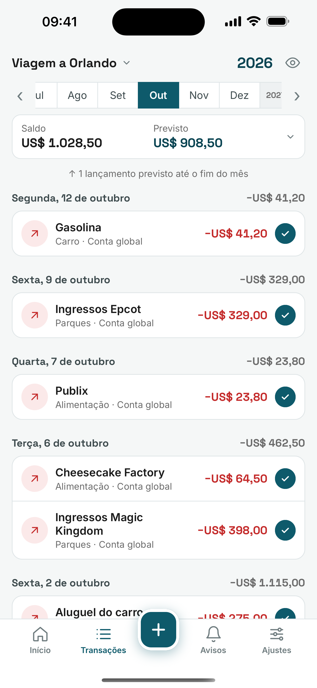 App do NossoGiro no iPhone, tela Transações do espaço Viagem a Orlando em dólar: saldo de US$ 1.028,50, previsto de US$ 908,50 e gastos com gasolina, ingressos e alimentação em US$